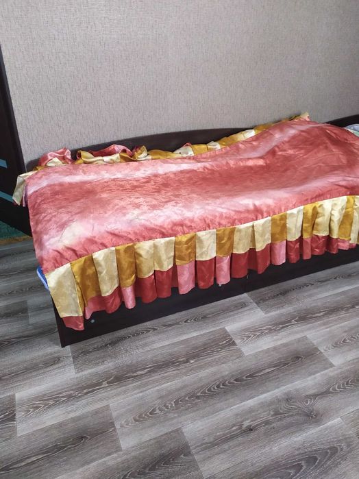 Продам комплект із ламбрикену,штор і покривала