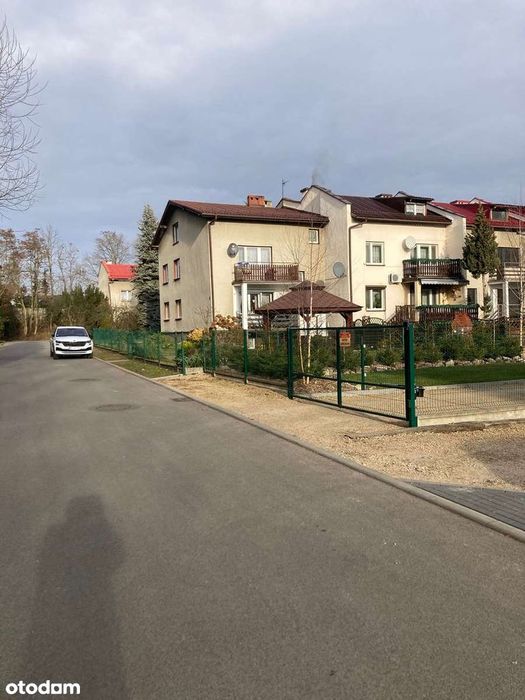 Przestronny dom w szeregowcu z garażem i ogrodem