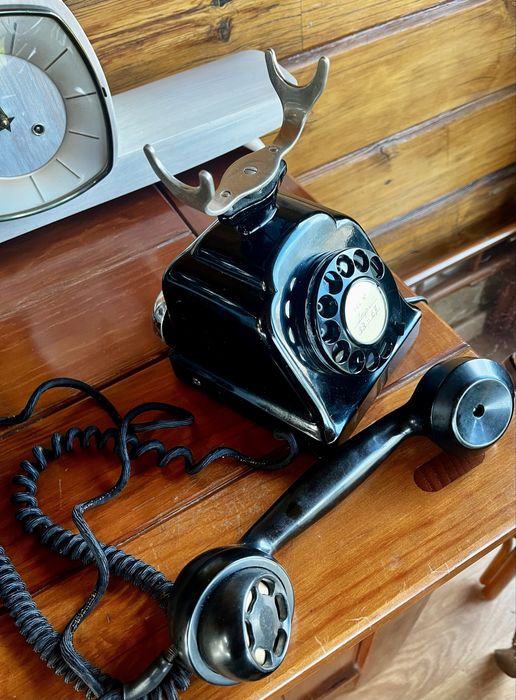 Antigo telefone dos anos 50