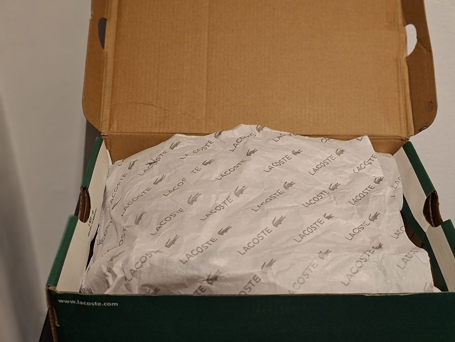 Ténis Lacoste na caixa.