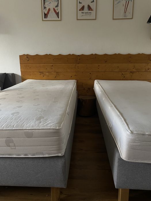 Łóżka hotelowe z materacami