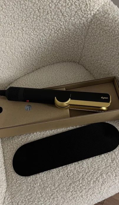 Dyson Airstrait в фиолетовом цвете