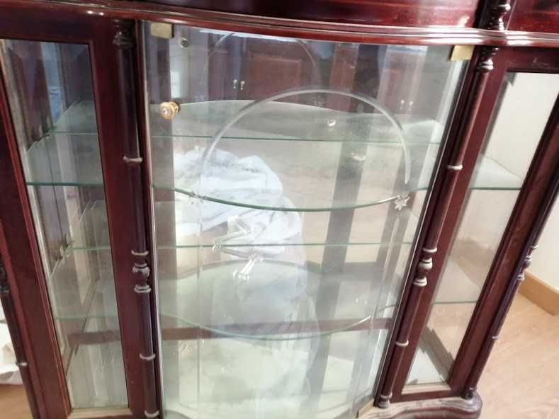 Vende-se cristaleira