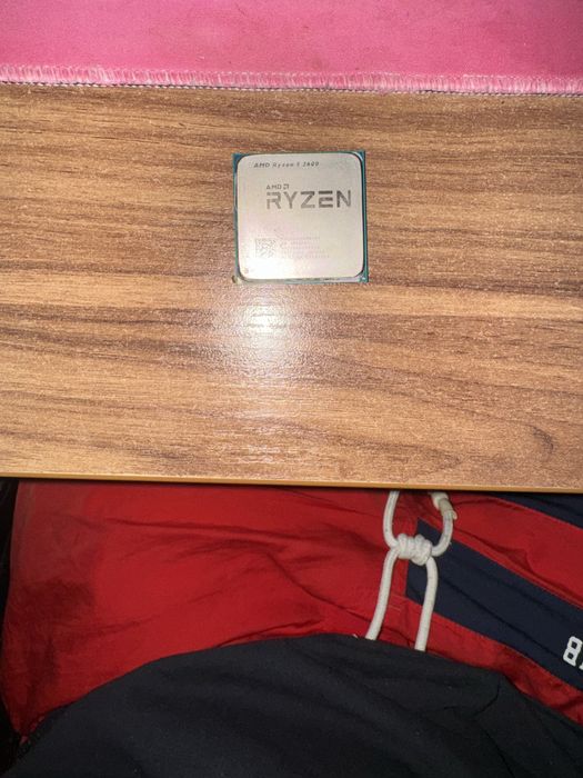 Процесор AMD Ryzen 5 2600 у робочому стані.