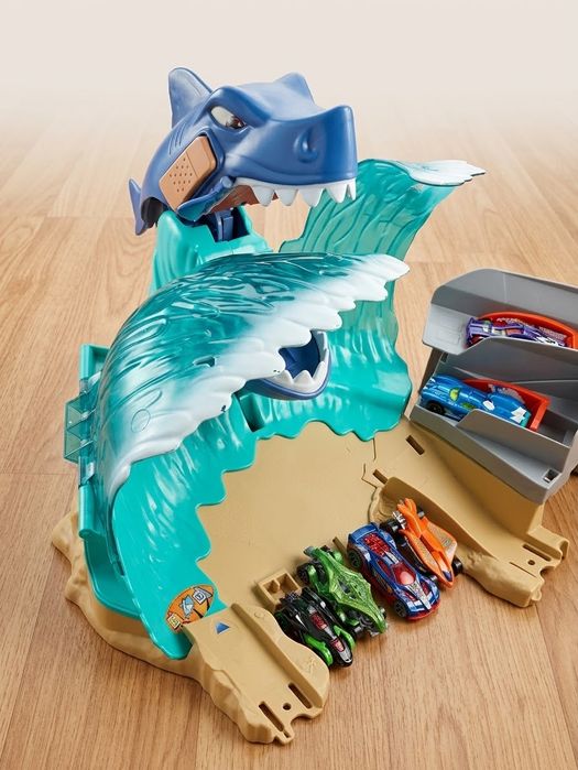 Трек Hot Wheels Атака Акули + набір із 11 машинок Хот Вілс