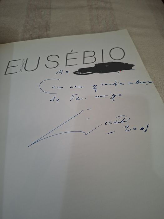 Livro sobre Eusébio com dedicatória
