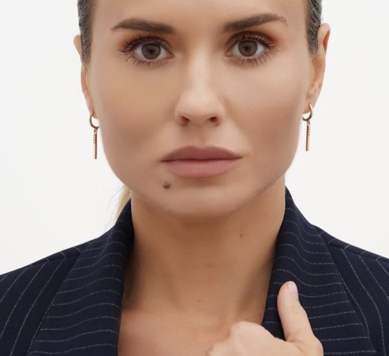 Серьги конго из  золота с золотыми подвесками палочками  с фианитами