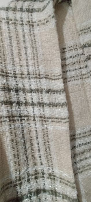 Chusta beżowa w grafitowe wzory