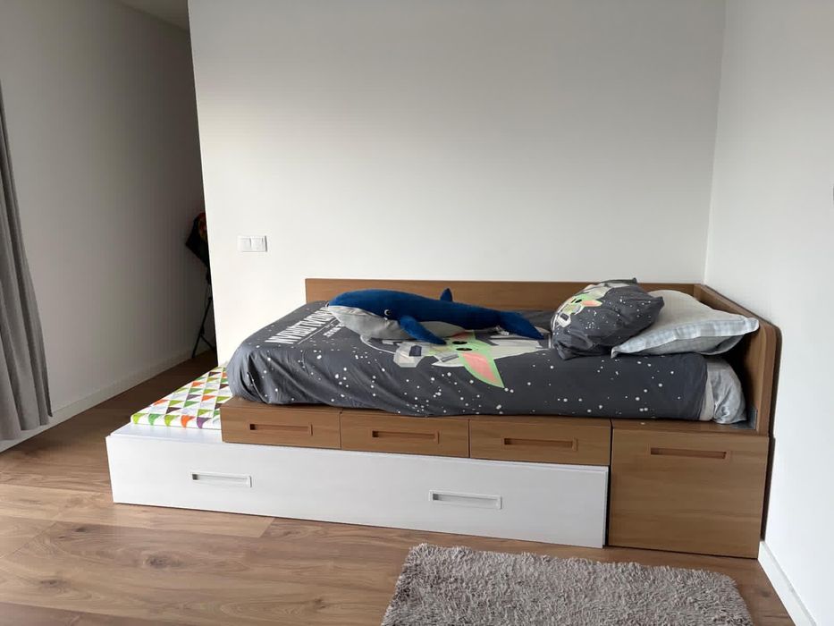 Quarto criança composto por duas camas e secretaria