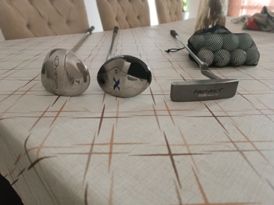 Taco de golfe e um saco de bolas de golfe