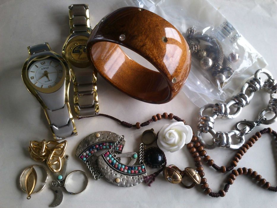 Quinquilharia relógios, pulseiras, brincos etc., para desocupar