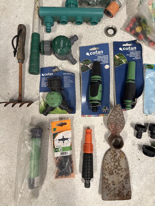 Vario material de rega para jardim