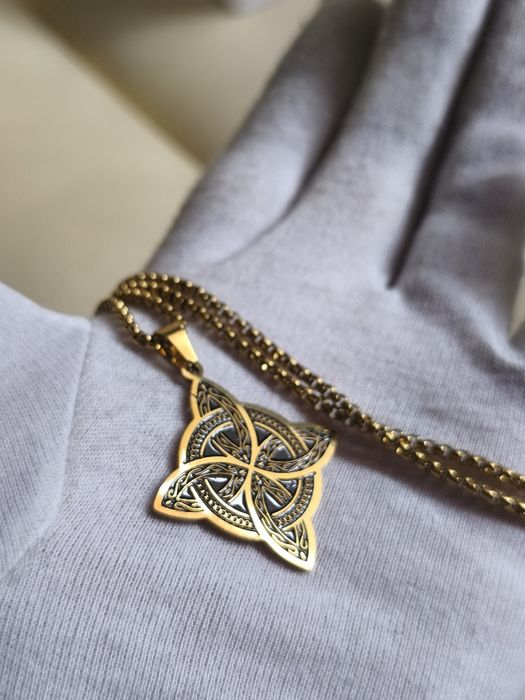 Colar Dourado de simbologia Ancestral