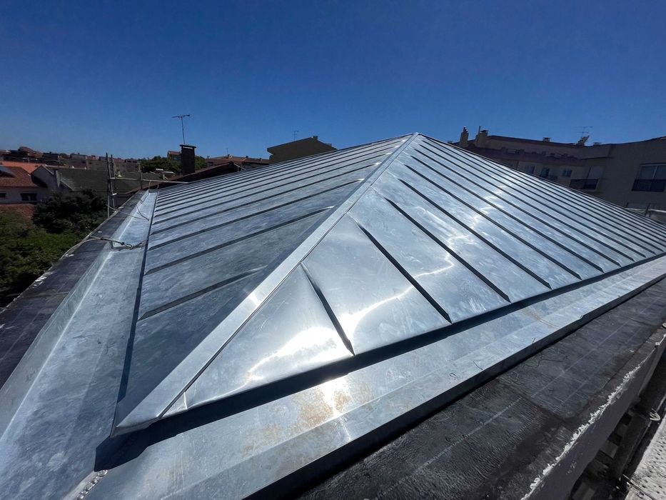 Serviços Profissionais de Telhados em Zinco – Qualidade e Durabilidade
