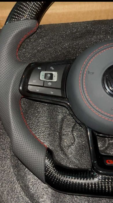Volante VW Carbono com LED Display | Golf GTI / R (MK5 MK6 MK7 MK8)