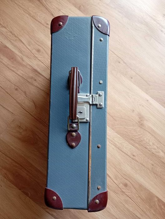 Stara walizka podróżna lata 50-te