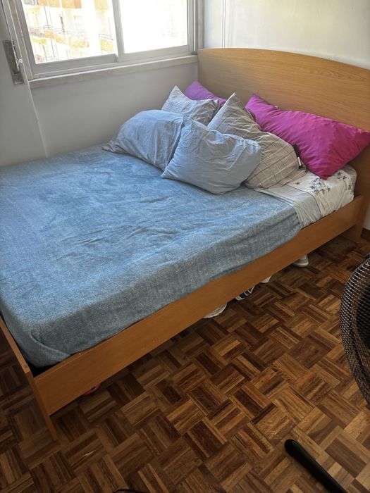 Cama e banca de cabeceira