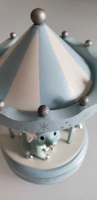 Carrocel antigo em madeira