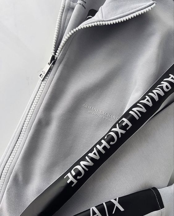 Armani світшот на замку в розмірі XXL