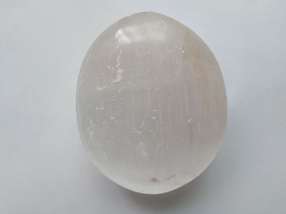 Palma oval de selenite com os 7 chakras