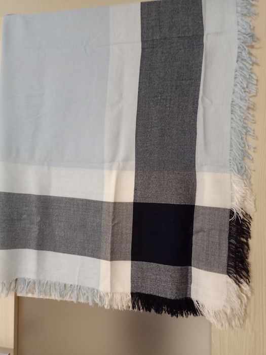 Chusta damska z motywem kraty .