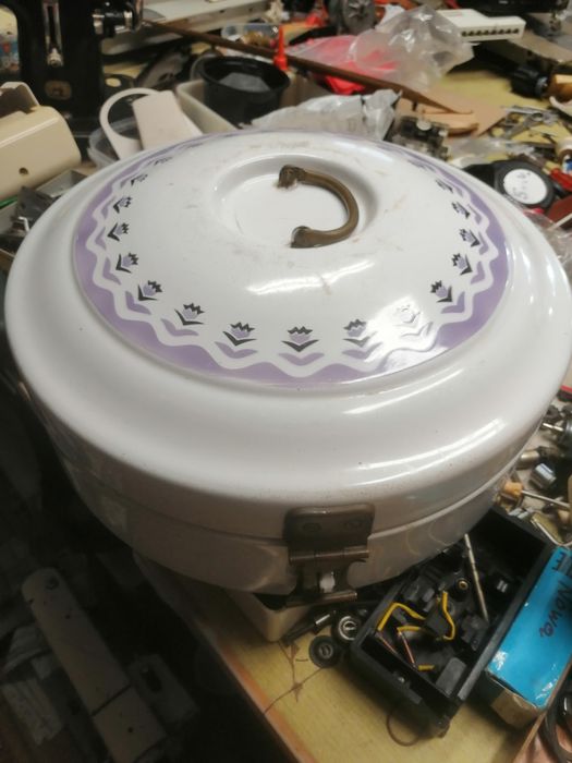 Zabytkowy pojemnik na żywność z sygnatura