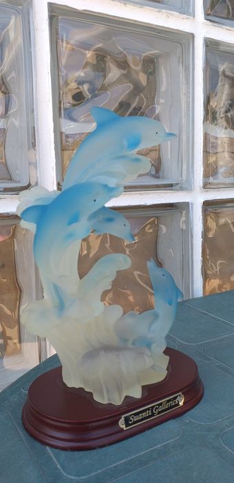 Estatueta com golfinhos