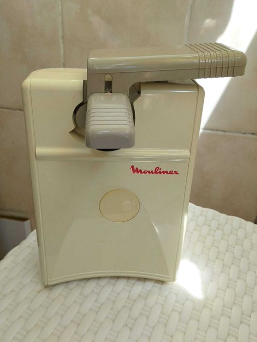 Máquina eléctrica  para abrir latas. Em bom estado.