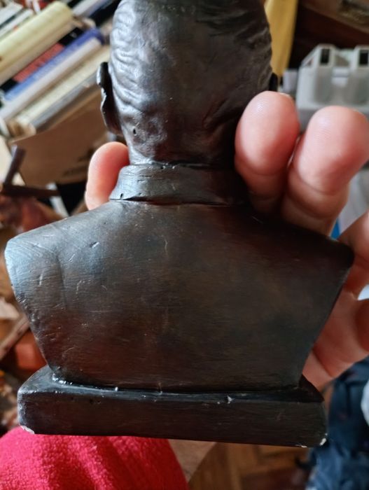 Quer bustos?Promoção:Vários em cerâmica e Barro antigo C/patina em bronze:Saramago, Sà Carneiro.e Eleanor Roosevelt Cada 30E-Contos DN/JN2E Desde 2E
