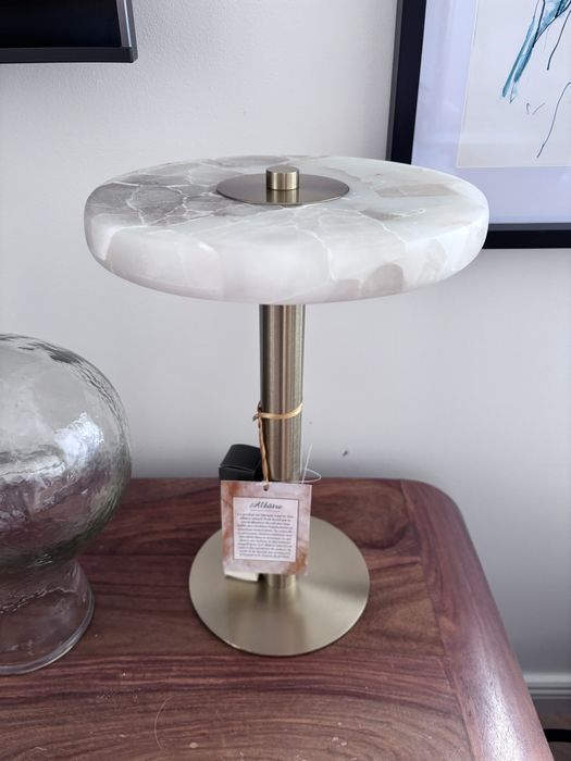 Lampa stołowa z alabastru kamień naturalny marmur złota