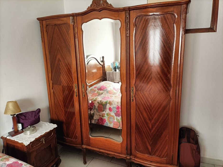 Roupeiro Clássico de 3 Portas com Espelho Central