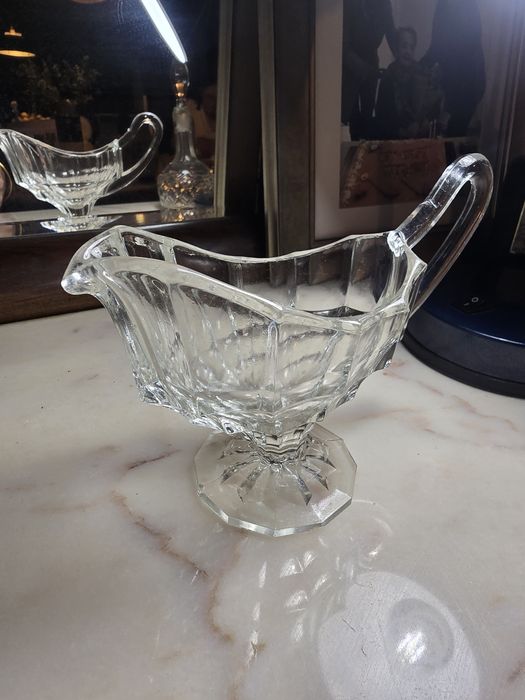Molheira vintage em vidro prensado/lapidação, com pé e asa