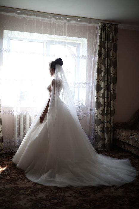 Ніжна весільна сукня.