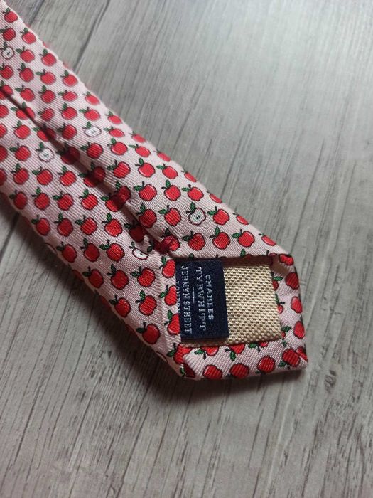 Charles Tyrwhitt czerwony jedwabny krawat w jabłka