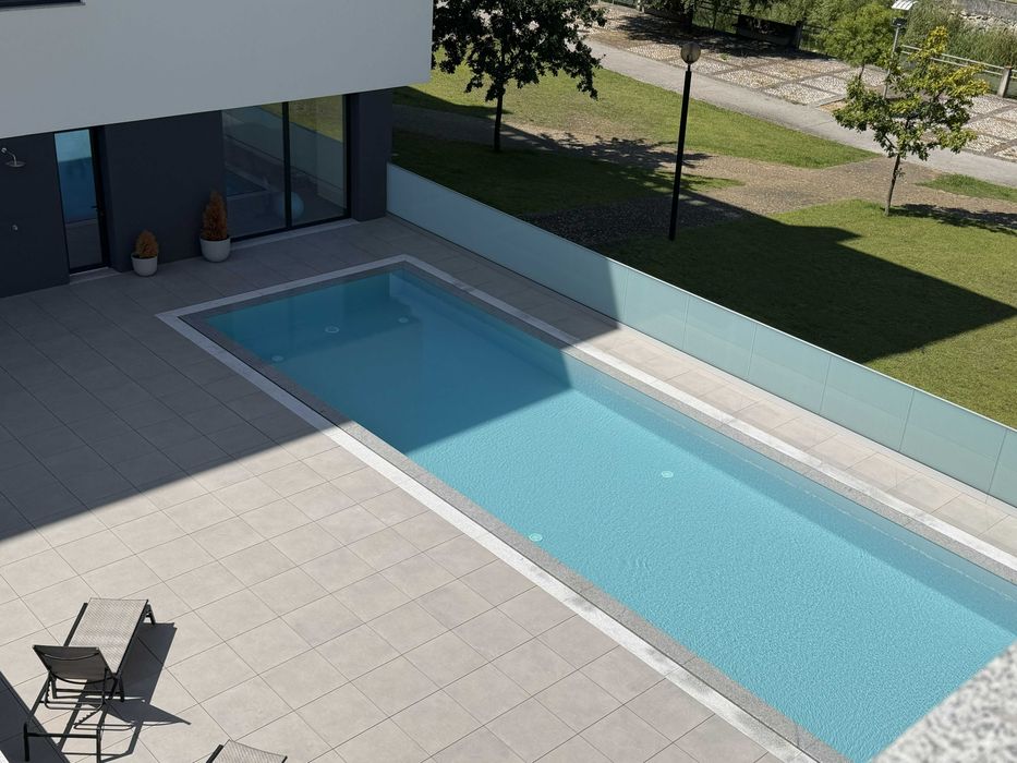 T2 NOVO EM CONDOMÍNIO PRIVADO | PISCINA + GINÁSIO | VARANDA 17 m² | GARAGEM BOX | Junto à estação CP e centro da cidade Pombal