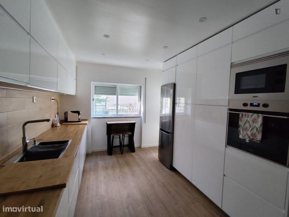 Quarto - localizado em Almada Lisbon