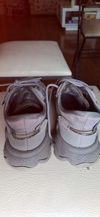 Sapatilhas cinzentas Adidas em pele