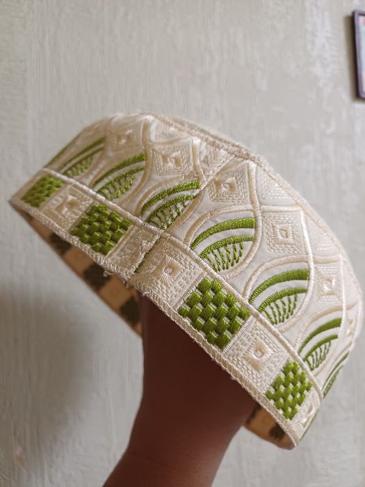 Тюбетейка с Кааба.Вышитая светлая тюбетейка с изображением Каабы.Новая