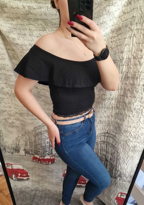 Bluzka hiszpanka z odkrytymi ramionami Bershka koronka crop top