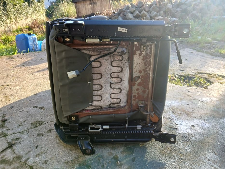 Bancos em bom estado como se encontra-se nas fotografias 
Marca: KIA