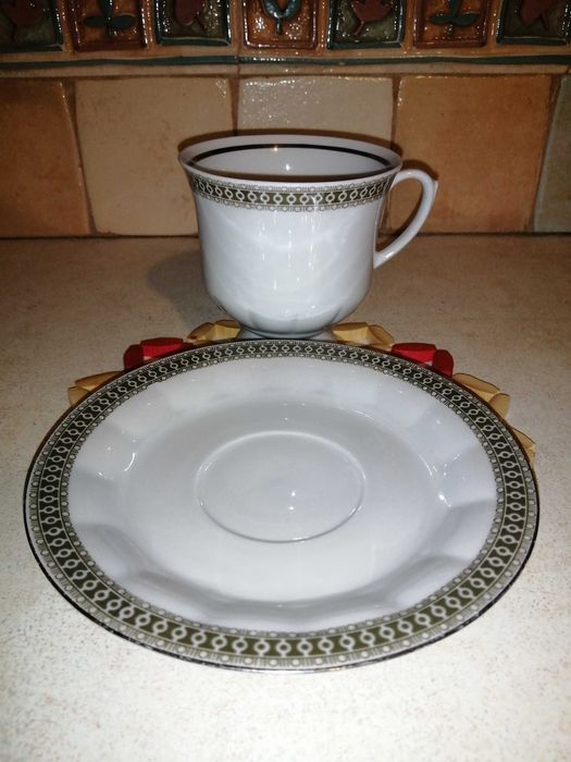 Filiżanka ze spodkiem-porcelana kanelowana wzór-Chodzież-stan ideał.