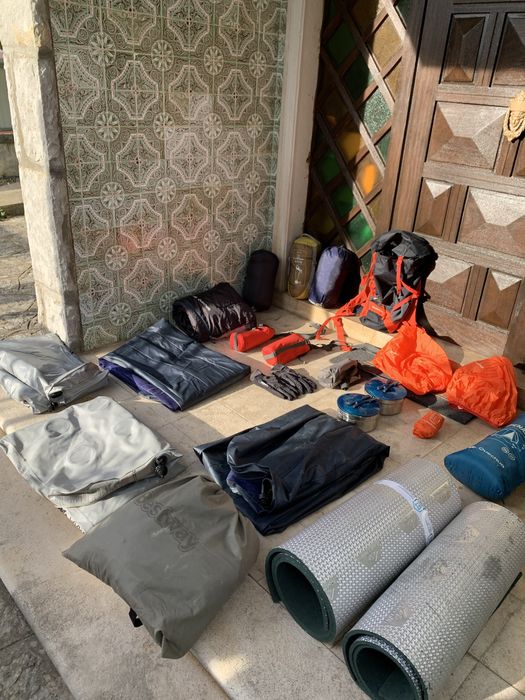 Vário Material Campismo - Tenda, Colchões insufláveis, Sacos cama etc