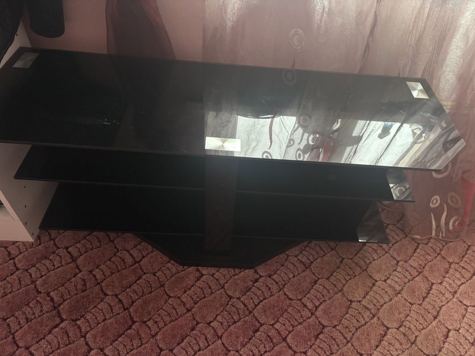 Скляна тумба під ТВ
