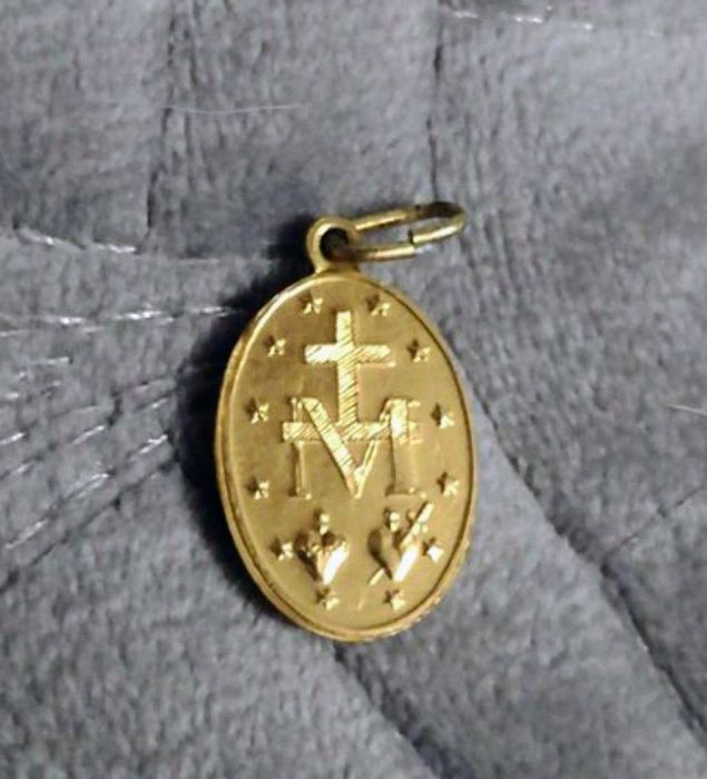 Pozłacany medalik z Maryją
