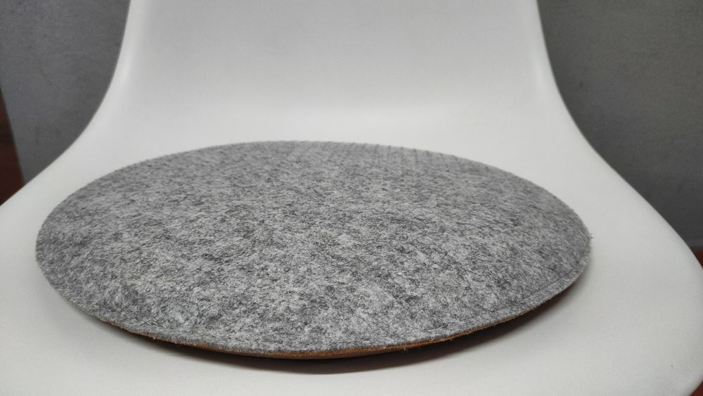 Conjunto 4 Cadeiras de Jantar em ótimo estado- Design Escandinavo - Pernas de Madeira  - 4 almofadas  em couro sintético com anti derrapante incluídas