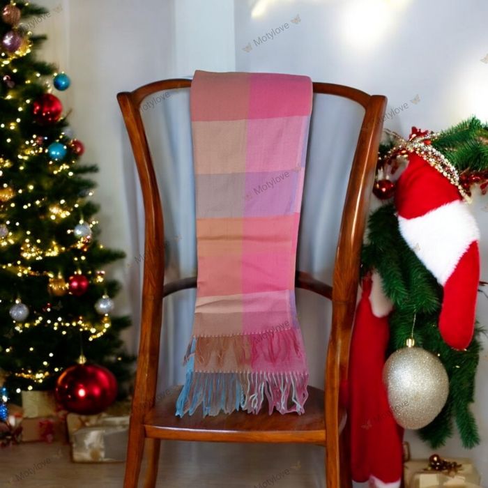 Bardzo ciepły a zarazem delikatny długi szal  damski.