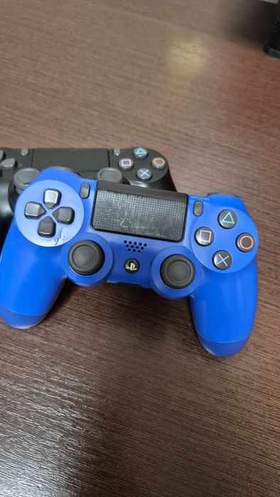 Продам Playstation 4 Slim +2 геймпада