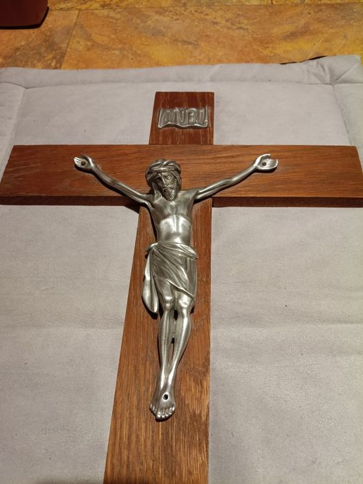 Krzyż drewniany na ścianę