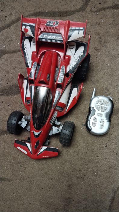 Дитяча машина на радіоуправлінні.