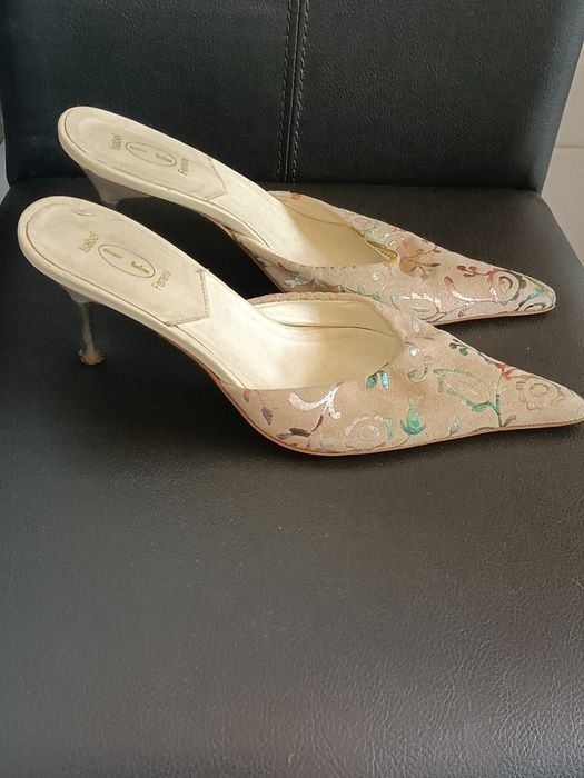 Sapato camurça com motivos florais